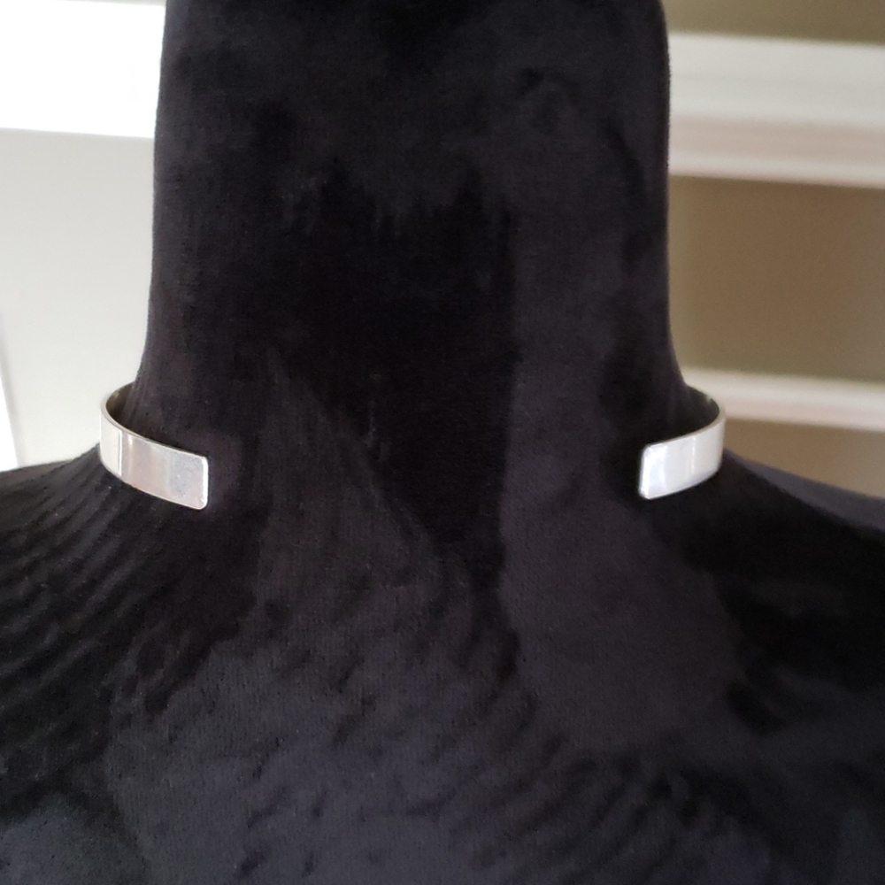 Cutout Choker - Picture 2 of 3